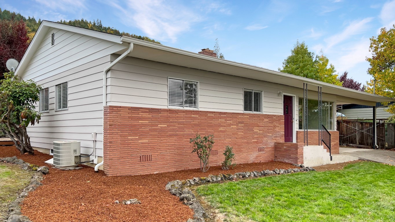 Impressive 3 Bedroom Home on the West Side of Roseburg OR! header image.