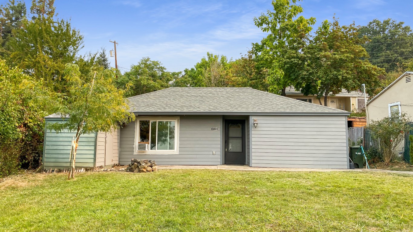 Charming Roseburg OR Home with an Open Concept! header image.