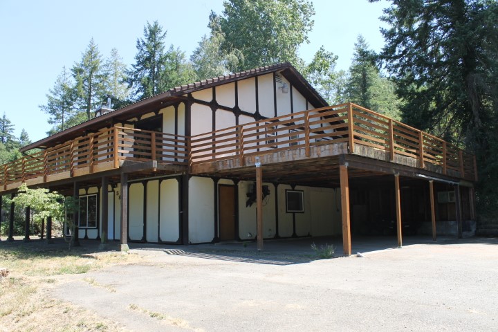 583 Terrace Drive: Spacious Family Home in Private Setting! header image.