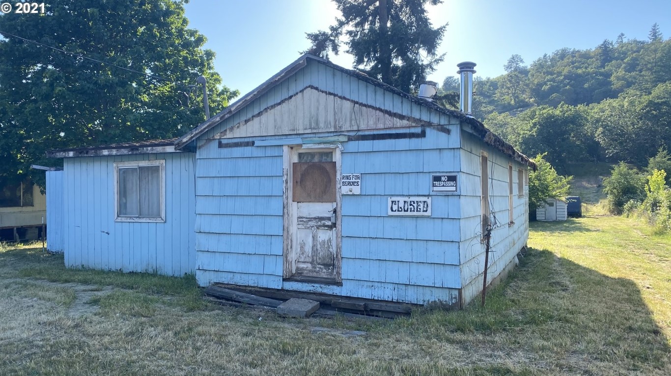 Fixer Upper on Large Roseburg OR Lot! header image.