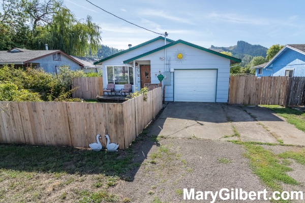 416 Glen Ave: One-Story Cottage in Convenient Location! header image.