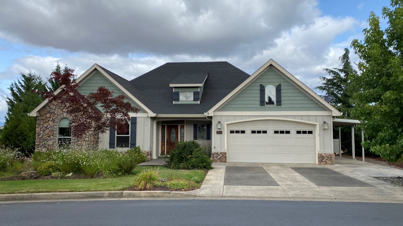 Custom Sutherlin OR Home in a Gated Golf Course Community! header image.
