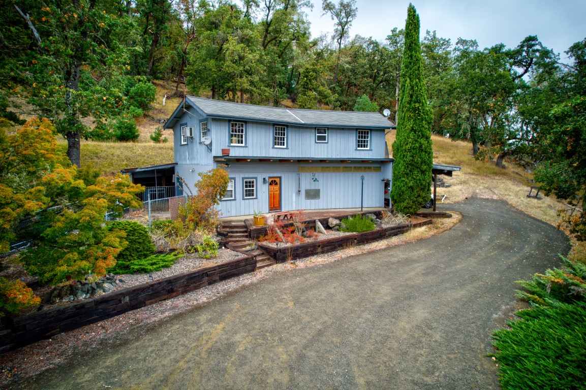 Peaceful, Private Roseburg OR Setting with Breathtaking Views! header image.