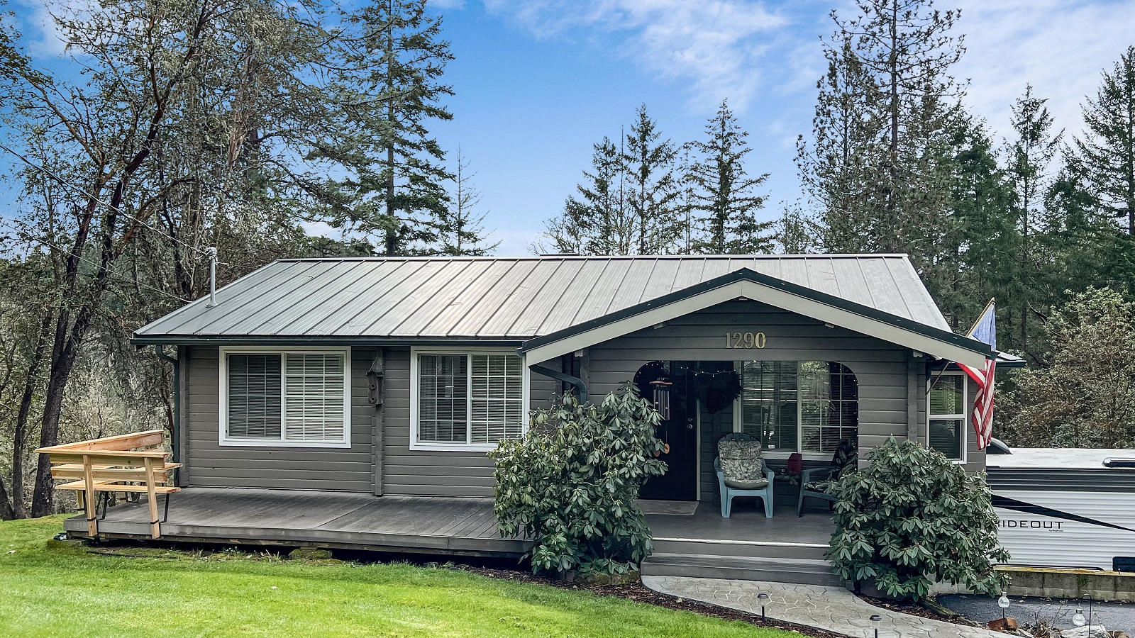 Amazing log home in a beautiful setting! header image.