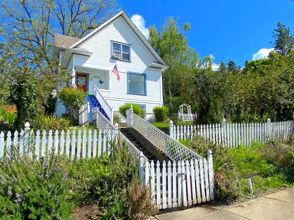 Vintage Roseburg OR Home with Modern Comforts! header image.