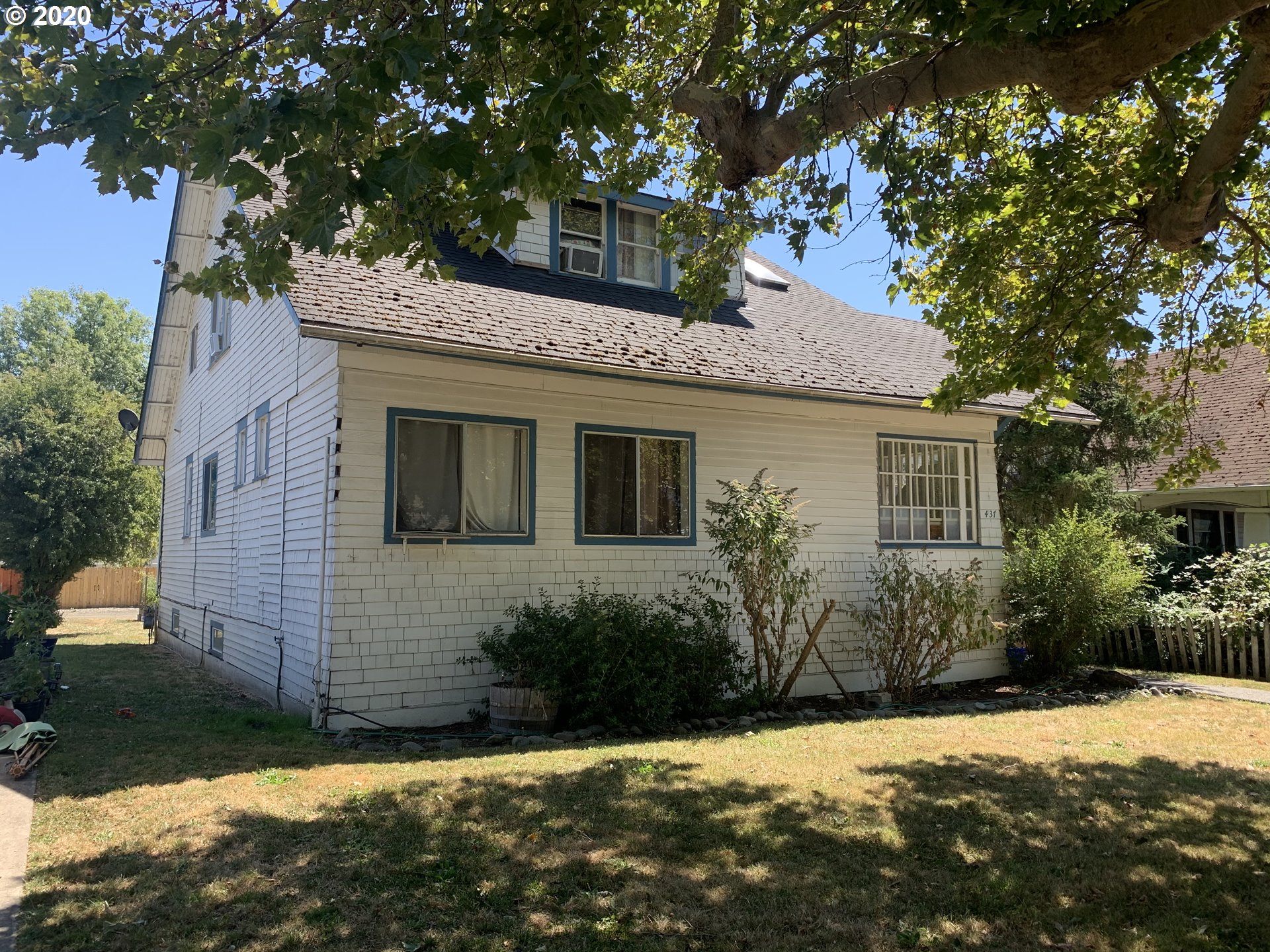 437 NE Jackson St: Spacious Duplex Loaded with Charm! header image.