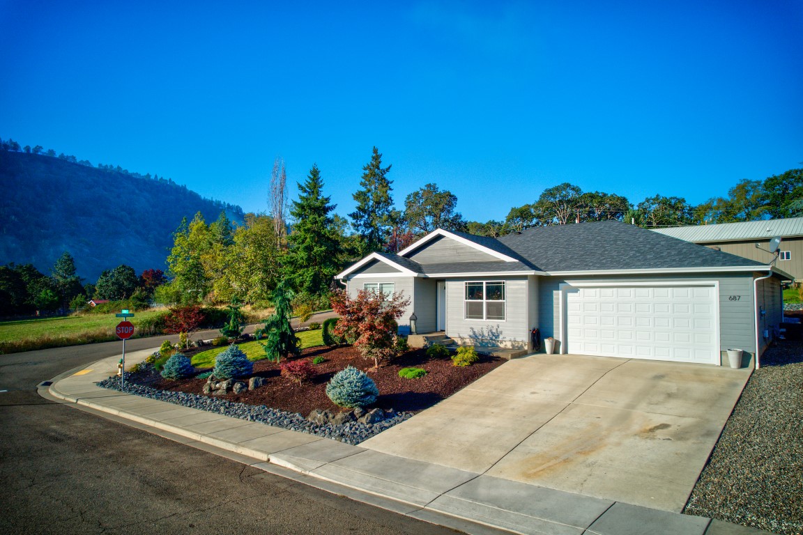 Gorgeous Like-New Home in Legacy Acres! header image.