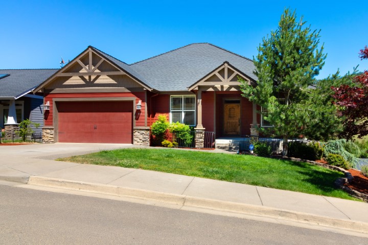 975 SE Golden Eagle Ave: Gorgeous Eagles View Estates Home! header image.