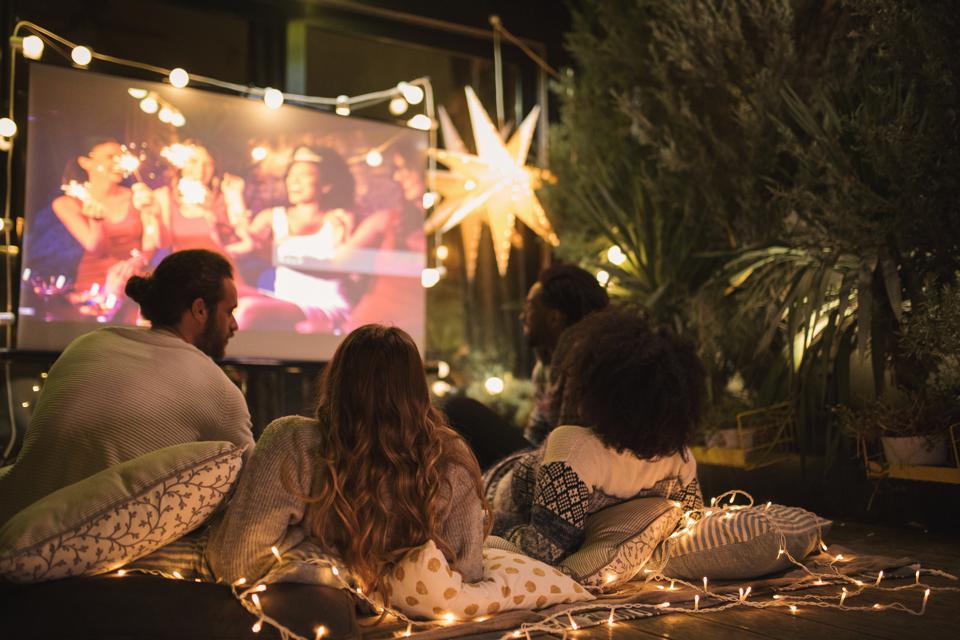 Your Guide to a Perfect Backyard Movie Night header image.