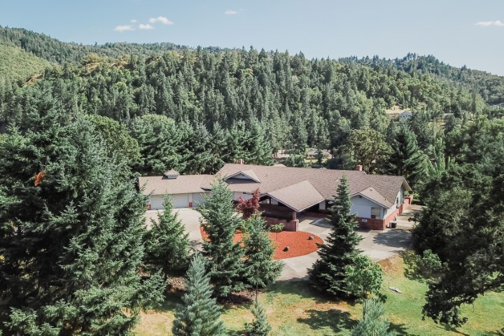 1081 Umpqua College Rd: Life on the Umpqua at its Finest! header image.