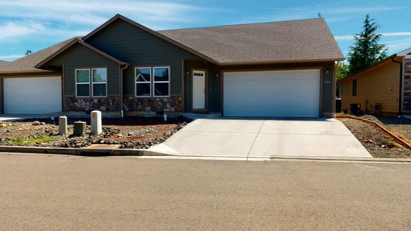 484 Fairway Estates Dr: Open Concept Living at Fairway Estates! header image.