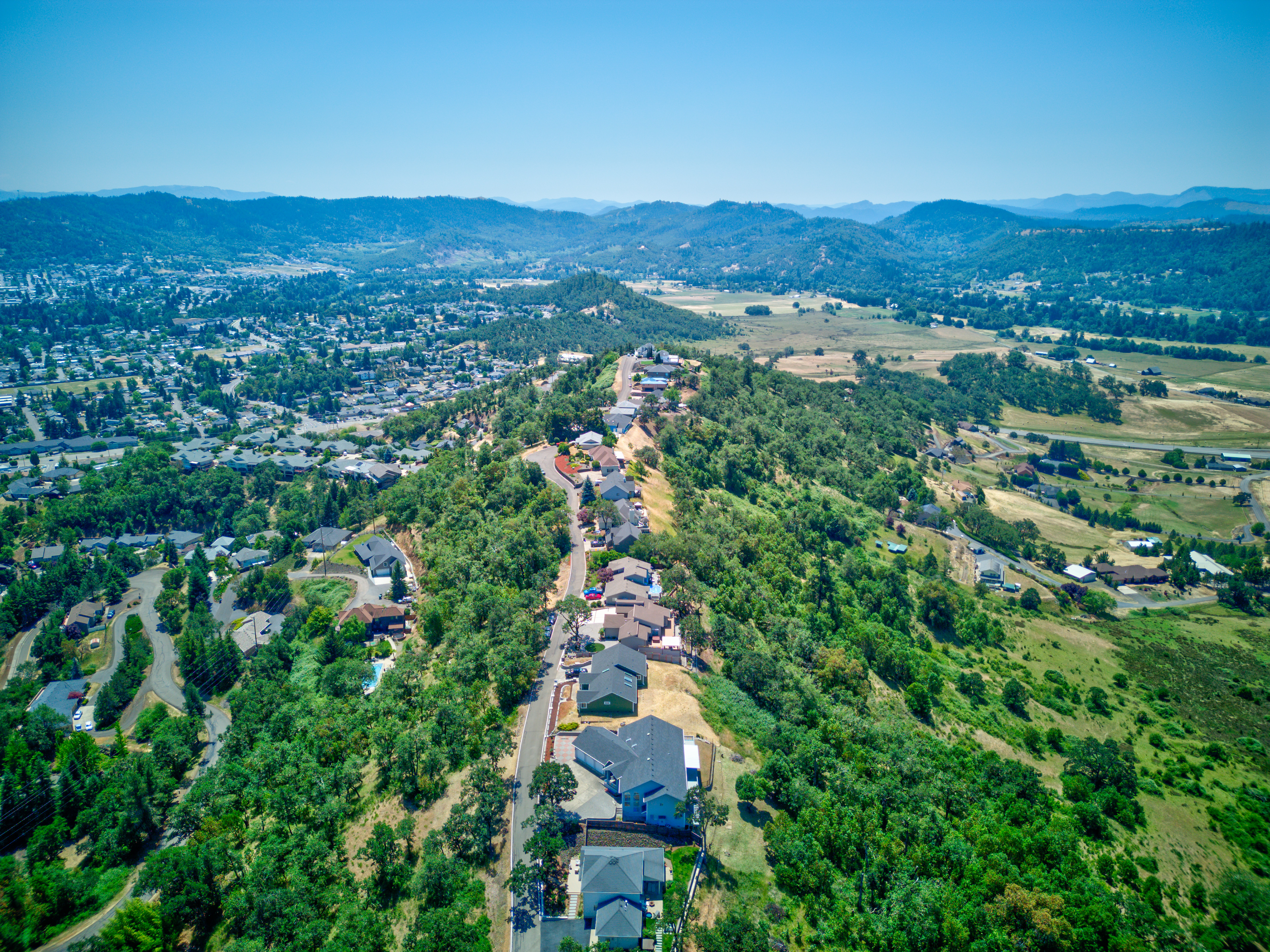 Entertainer’s Dream with Sweeping Umpqua Valley Views – Your Luxury Home in Roseburg Awaits header image.