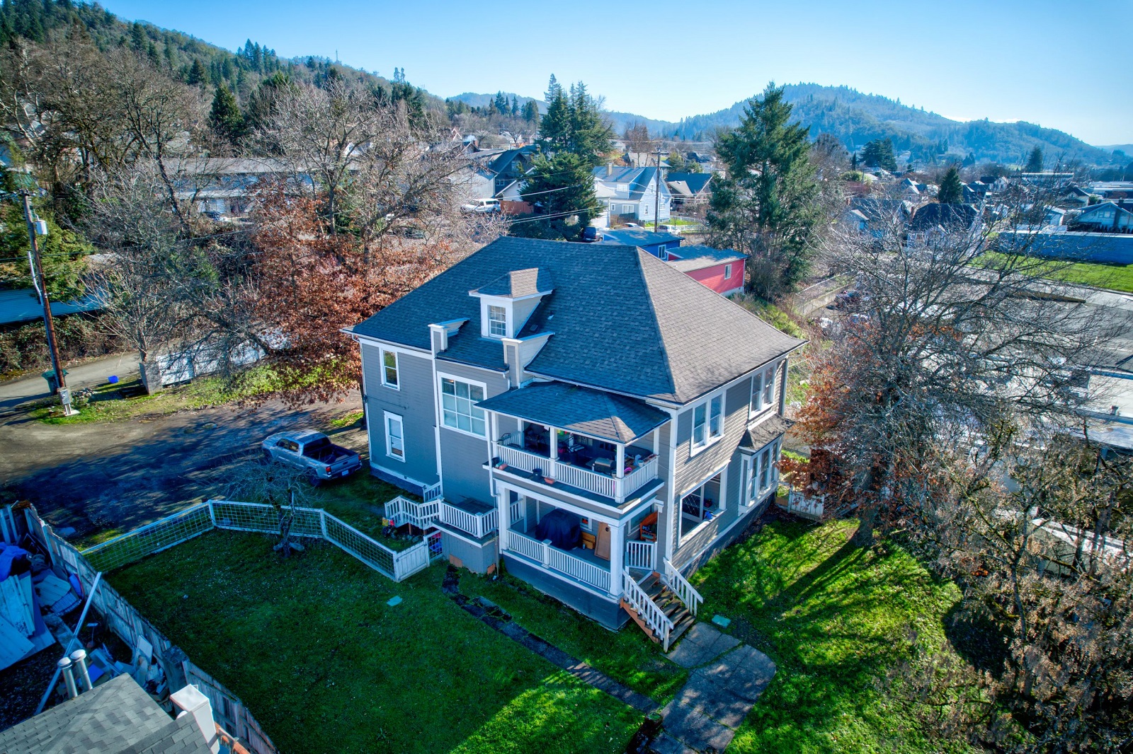 957 SE Stephens St header image.