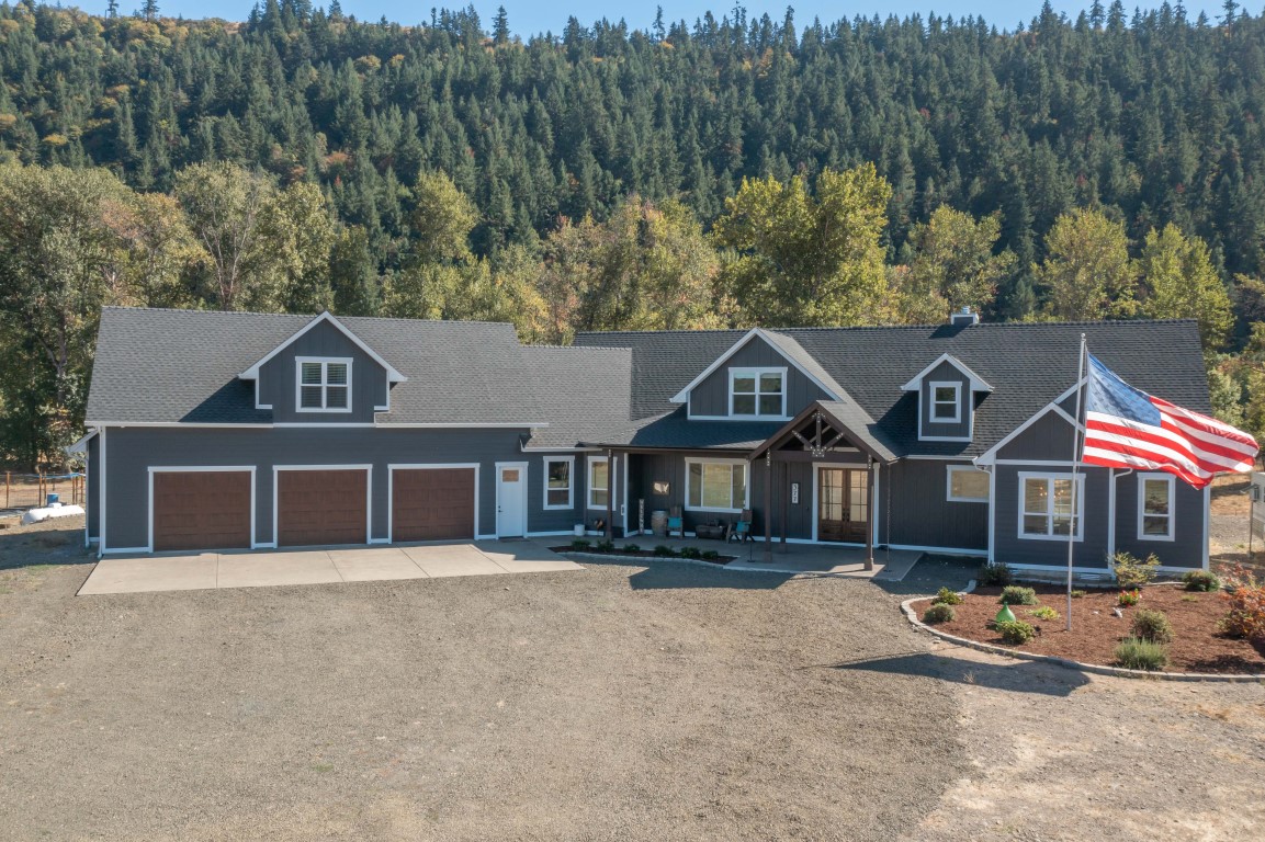 Luxury Winston OR Home Tucked Away on the River! header image.