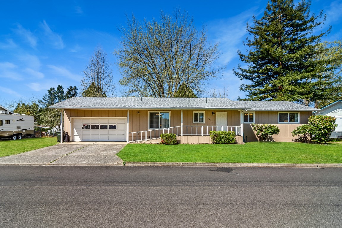 Super Cute Roseburg OR Home Showing Pride of Ownership! header image.