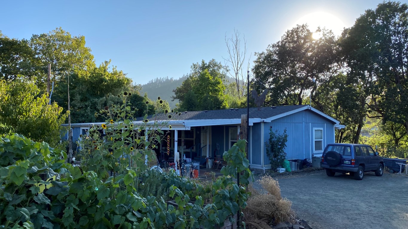 Secluded Roseburg OR Home on the South Umpqua River! header image.