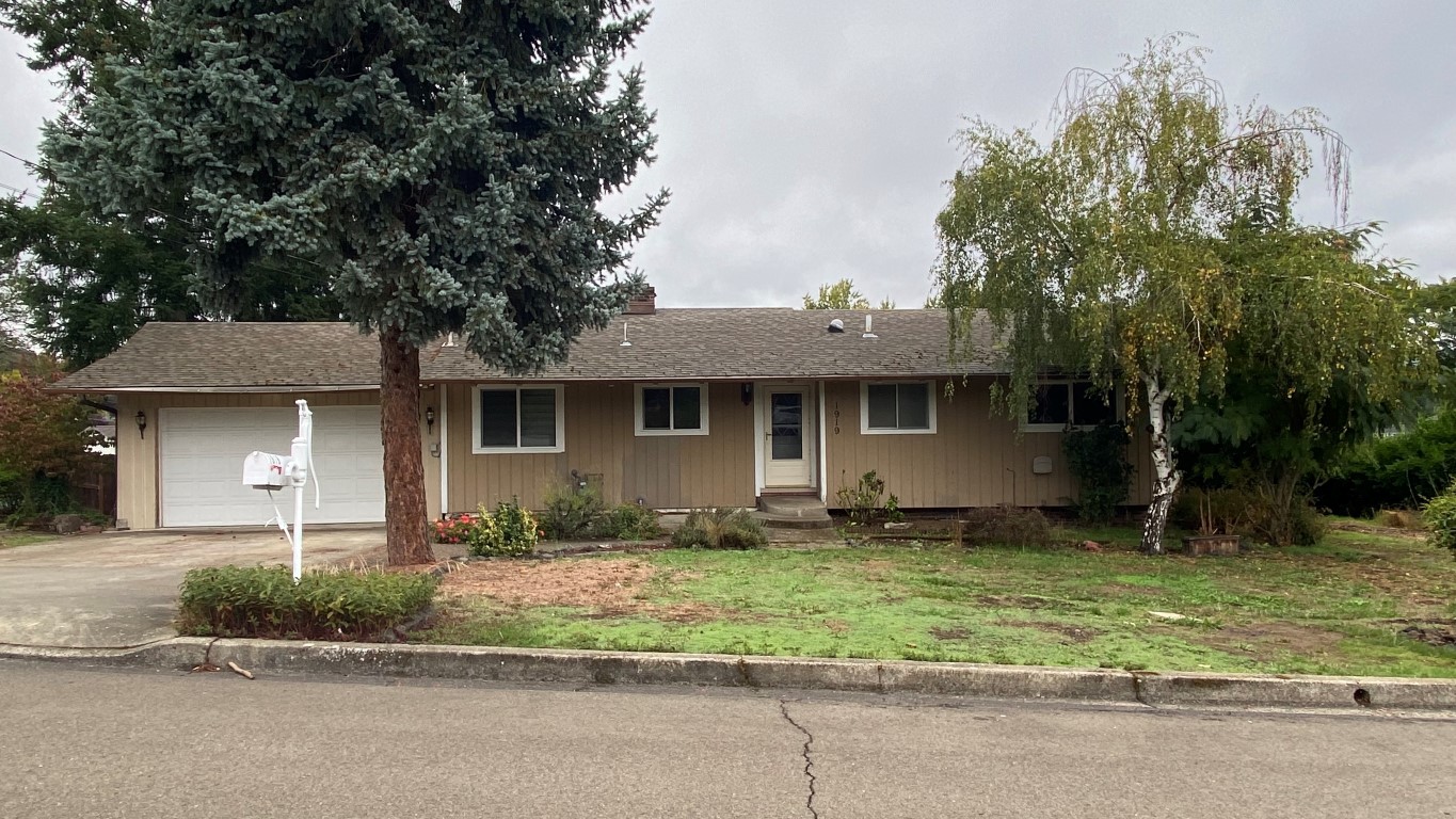 Large Fixer Upper in a Great Hucrest Area! header image.