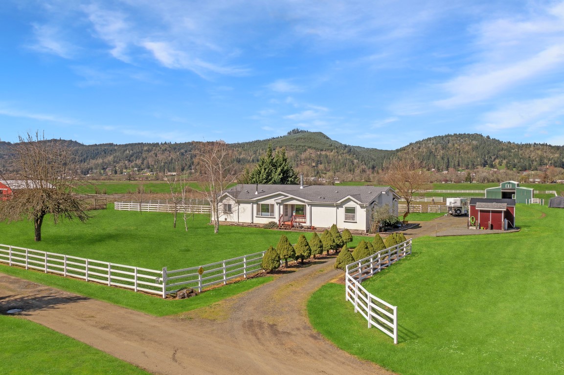 Four Bedroom Sutherlin OR Home on 5 Acre Horse Ranch header image.