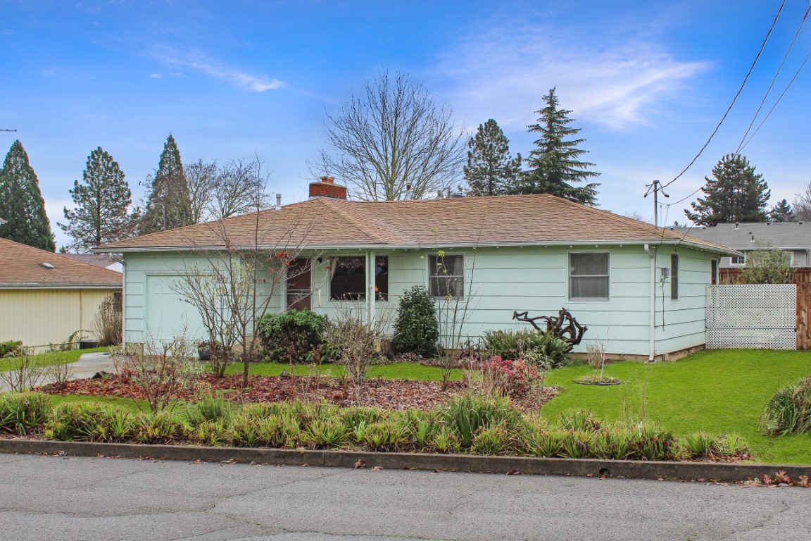 1953 Linnell Ave: Charming Home in the Green District! header image.