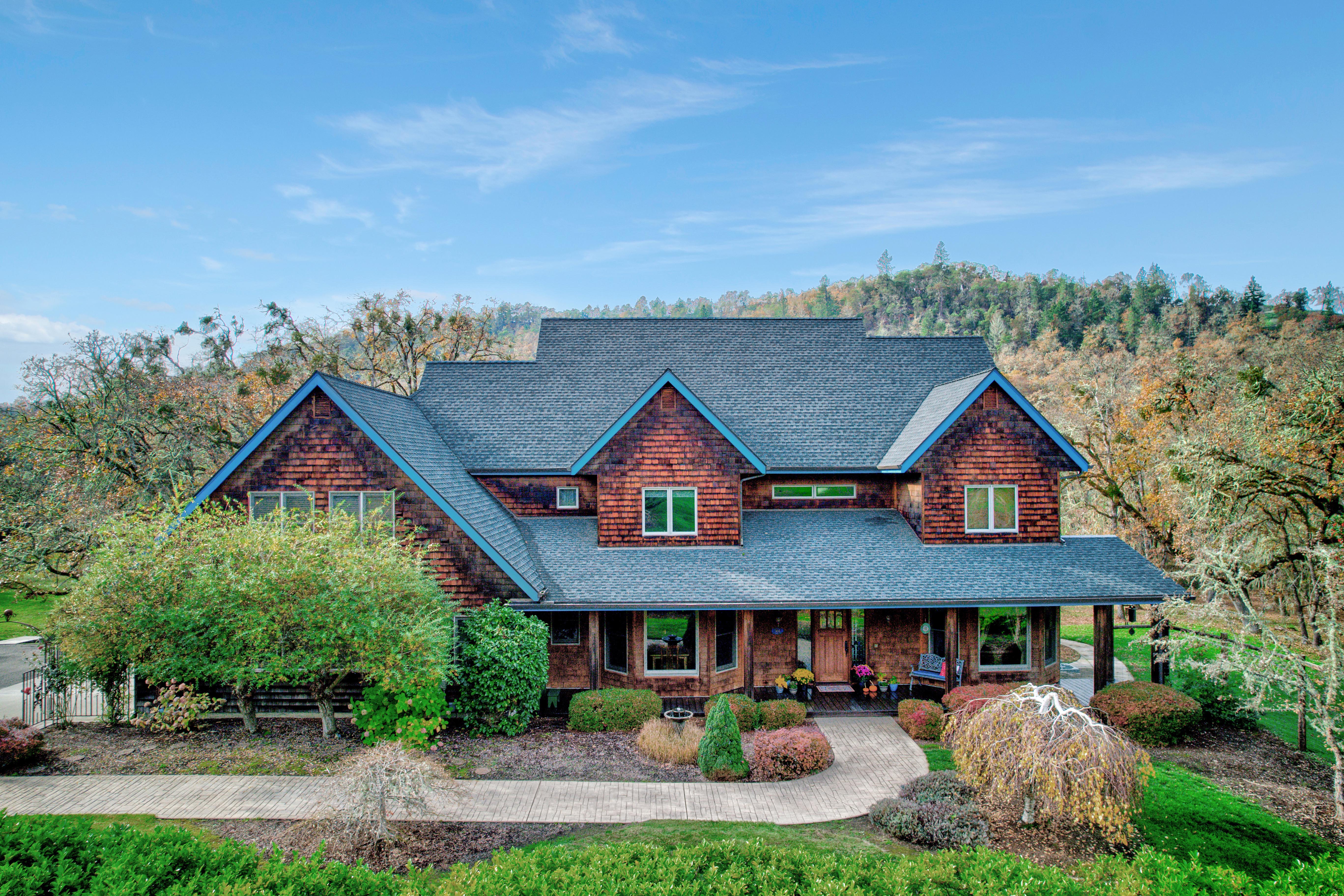 Enjoy the Umpqua Valley Lifestyle in this Upscale Oregon Home! header image.