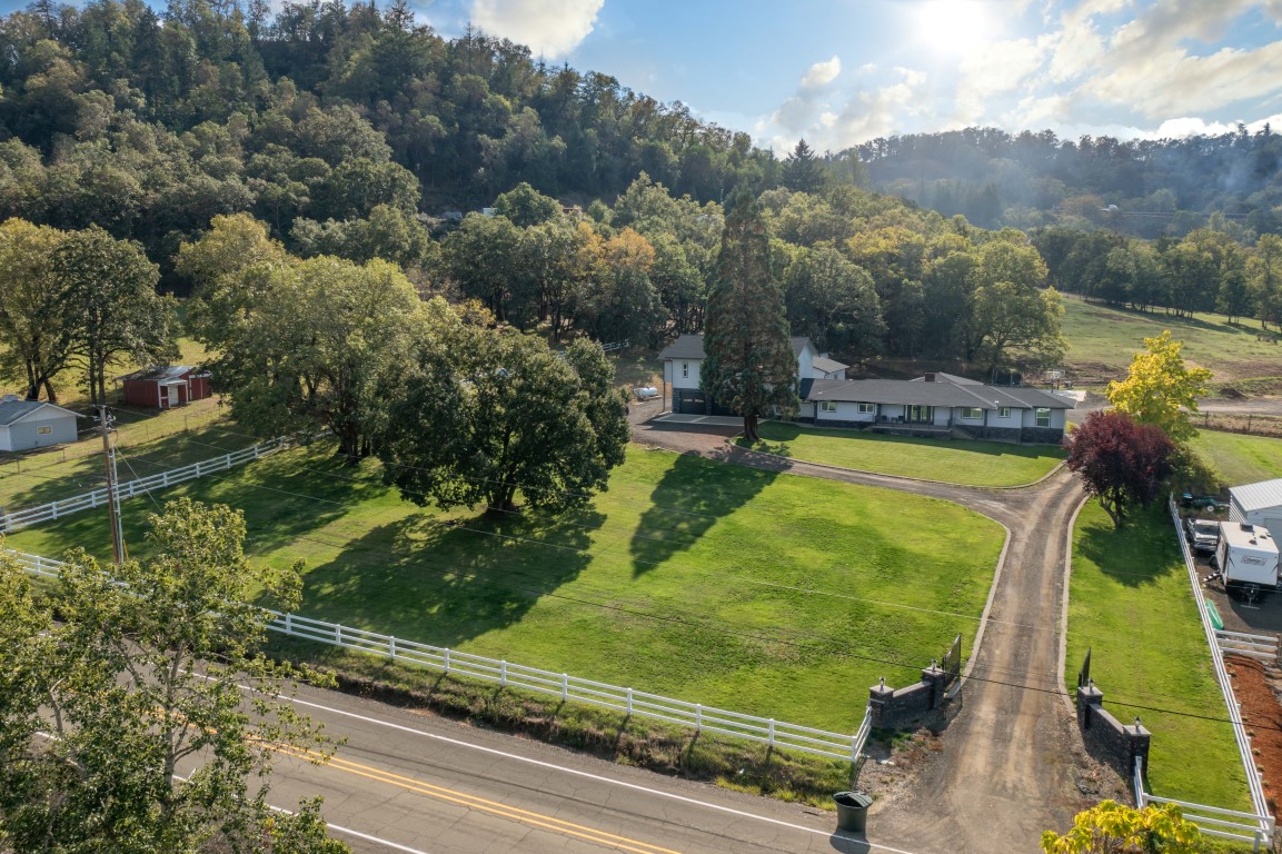 Picture Perfect 5 Bedroom Roseburg OR Home on 6+ Acres! header image.
