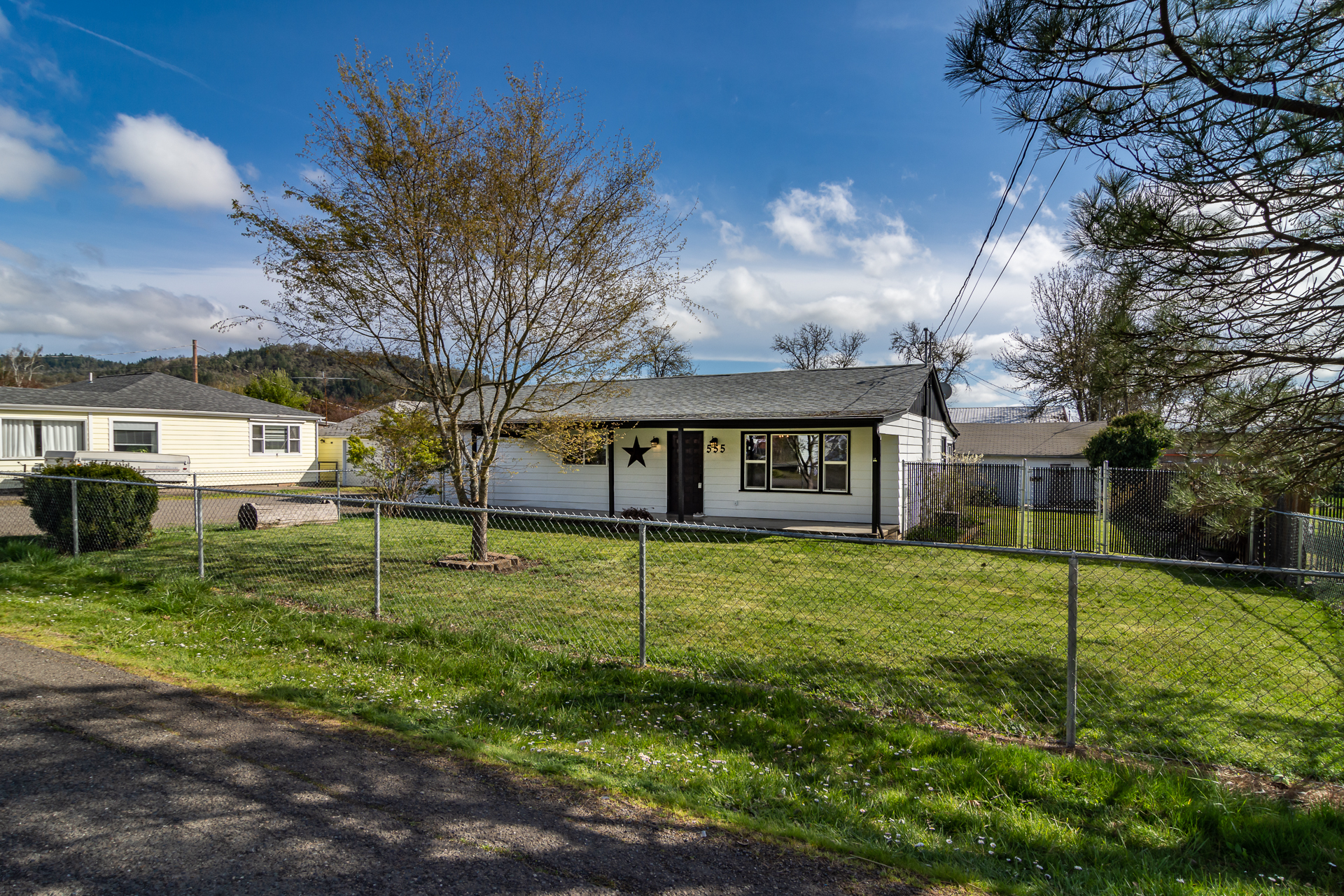 Spacious Roseburg OR Ranch with an Entertainer’s Layout! header image.
