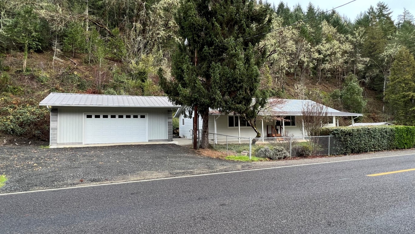 Charming Umpqua OR Home in a Beautiful Forested Setting! header image.