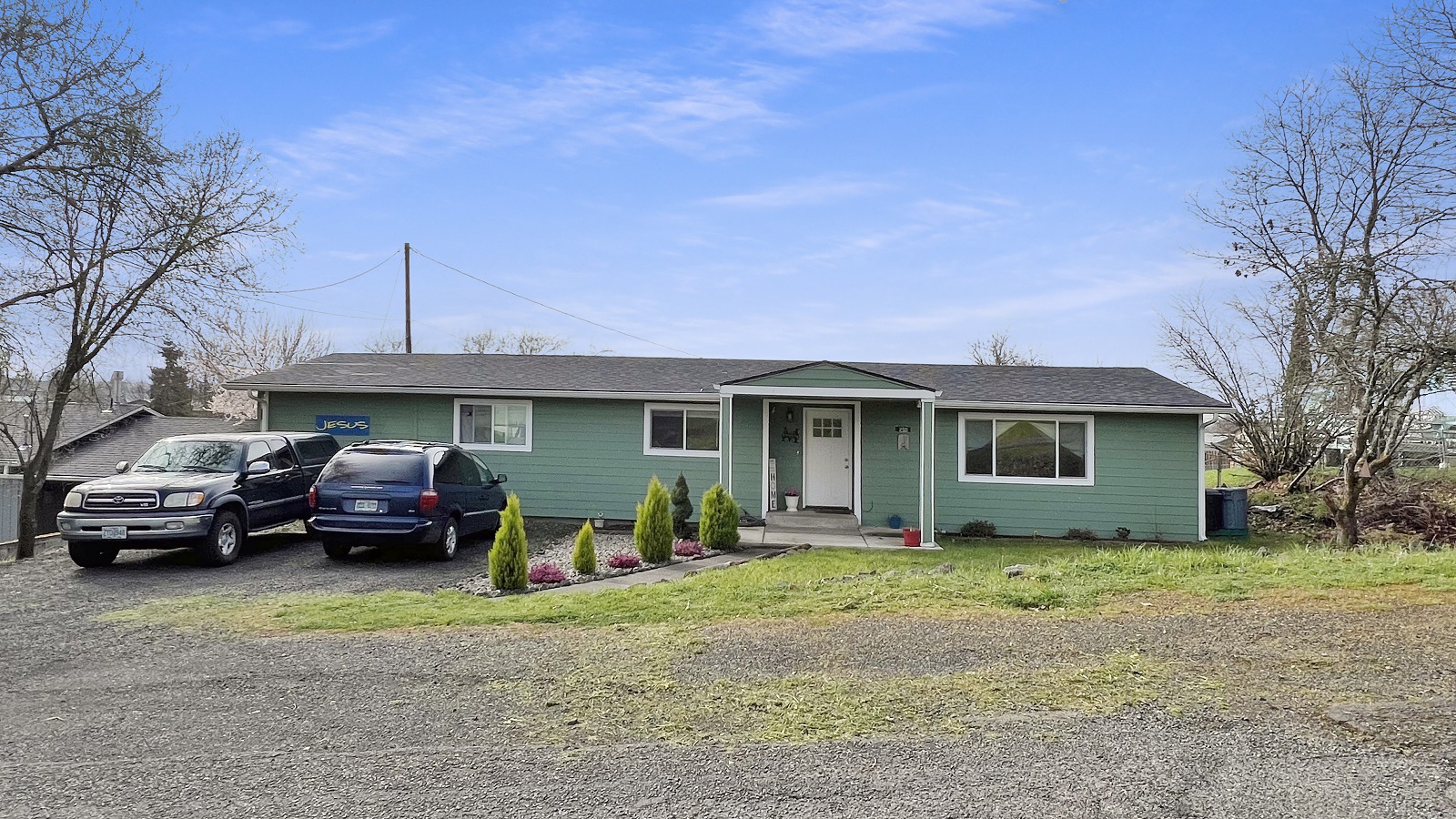 Charming 3 bedroom home with bonus room! header image.