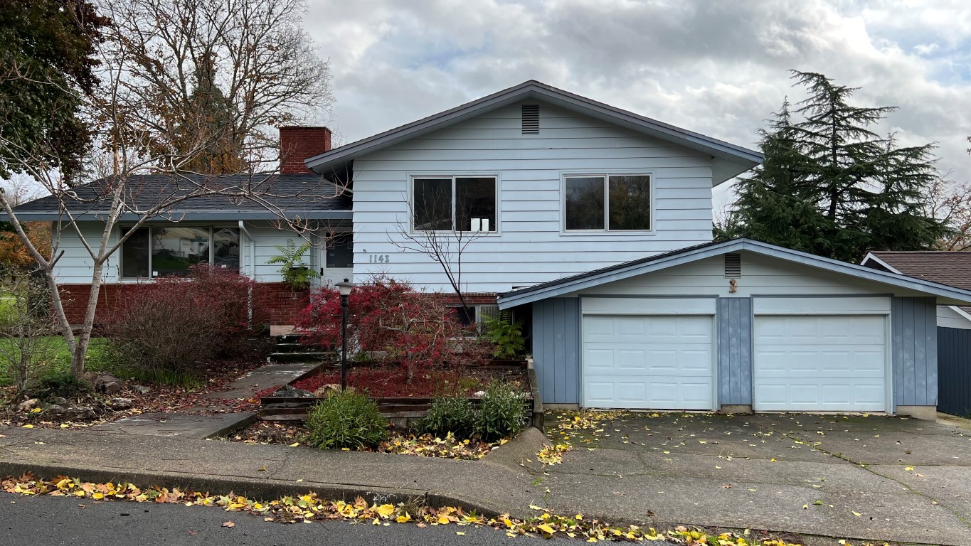 Wonderful Myrtle Creek OR Home with Great Floor Plan! header image.