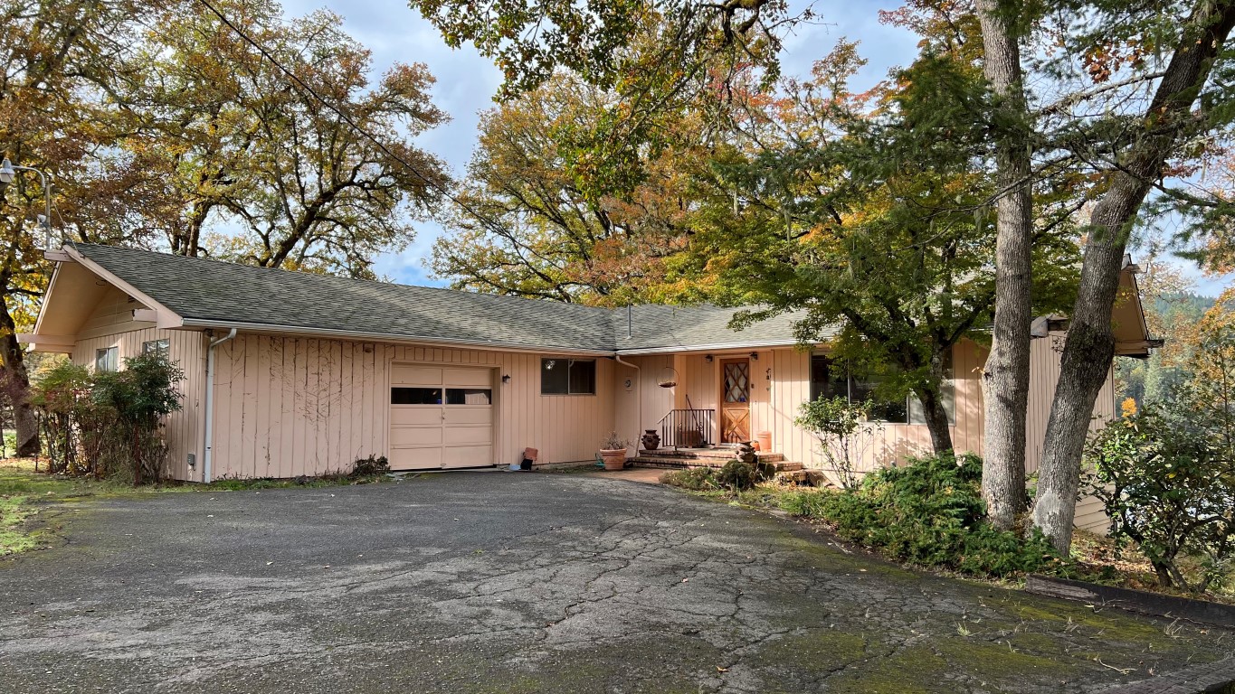 North Umpqua River Home Ready For Your Love and Attention! header image.