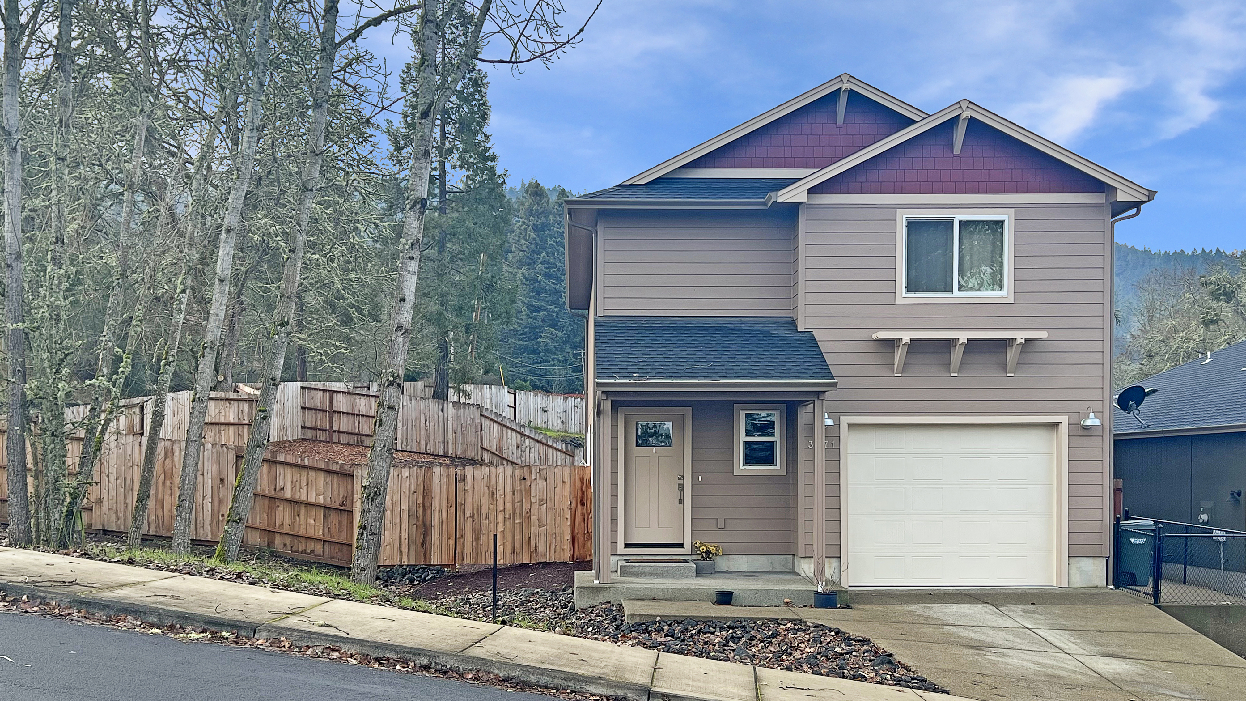 3071 W Woodside Ave header image.