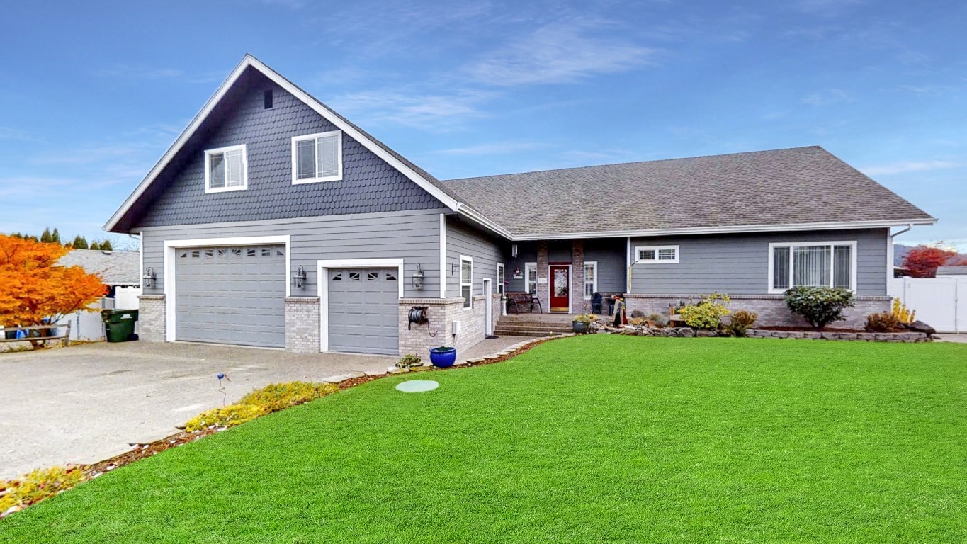 2262 Eagle Loop: Entertainer’s Delight; Inside and Out! header image.