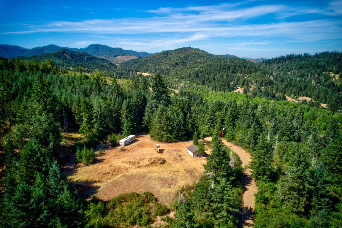 51+ Private Oakland OR Acres for Your Dream Home! header image.