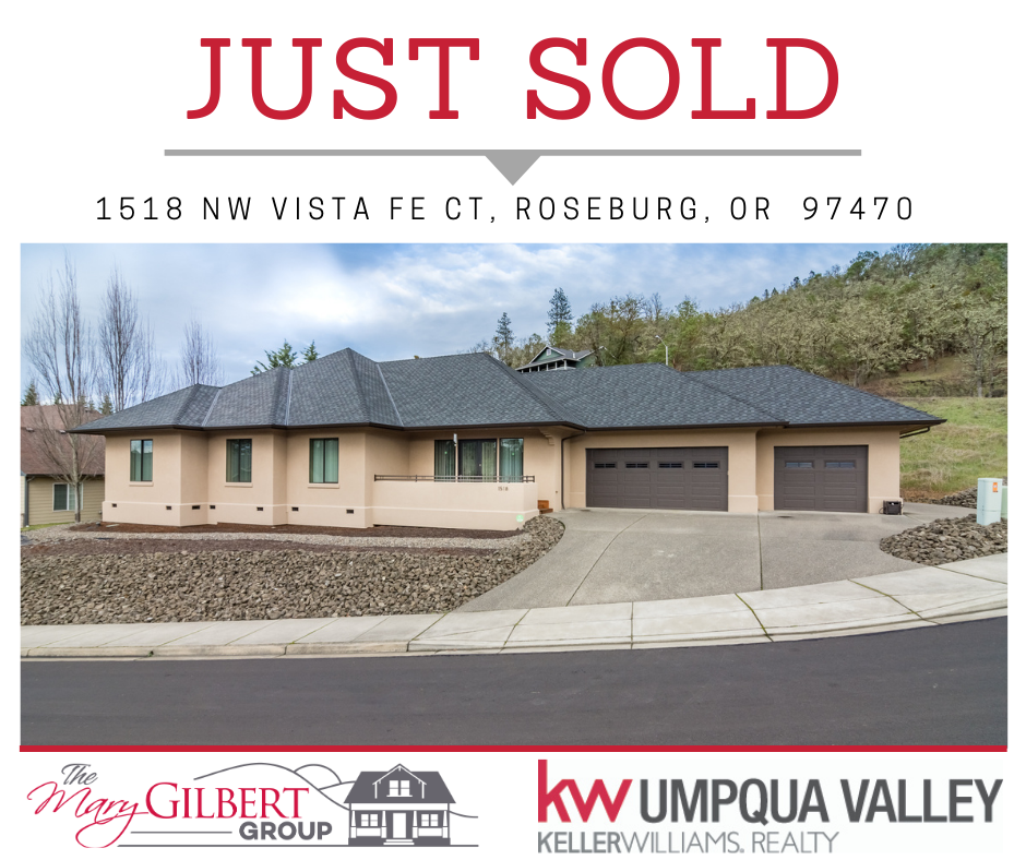 1518 NE Vista Fe Ct: Beautiful Vista Fe Home with Stunning Views! header image.