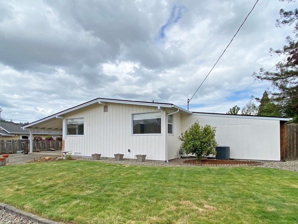Charming Home in Convenient Roseburg Location! header image.