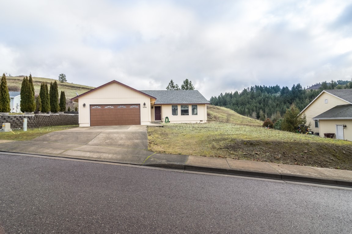 1372 NE Lisa Way: Move-in Ready 3 Bedroom Home! header image.