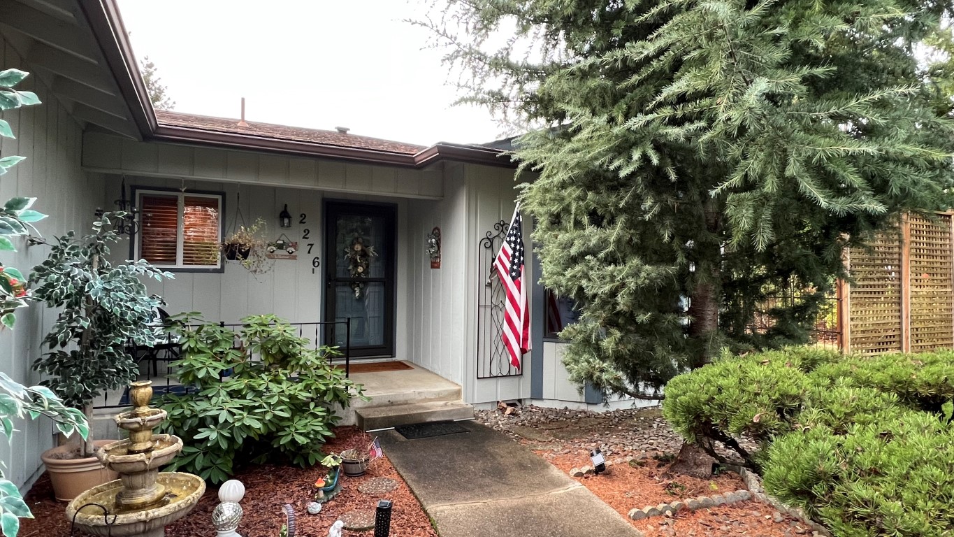 Lovely Roseburg OR Home with a Flowing Floor Plan! header image.