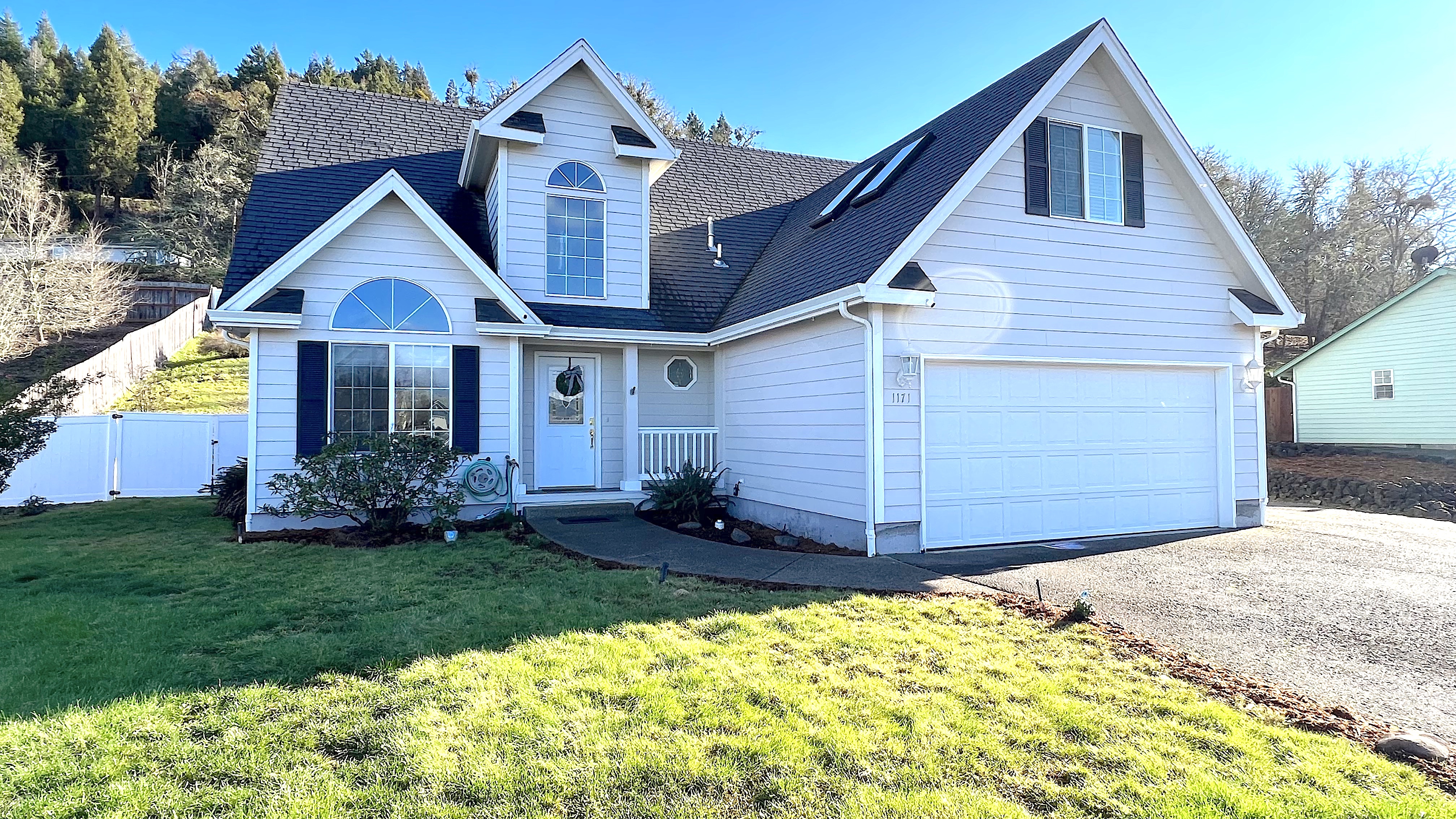 Stunning bright home! Great views!!! header image.