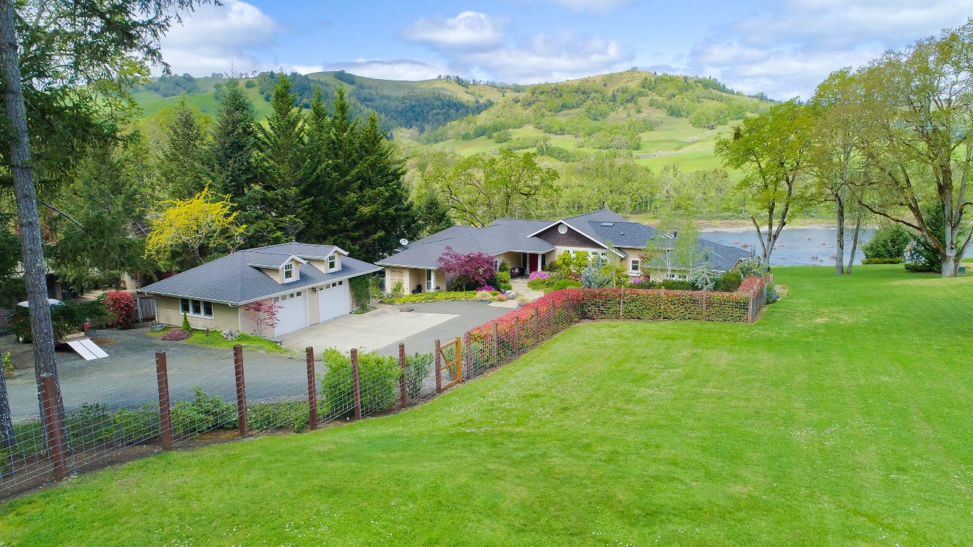 9496 South Bank Rd: Gorgeous 4 Bedroom Home! header image.