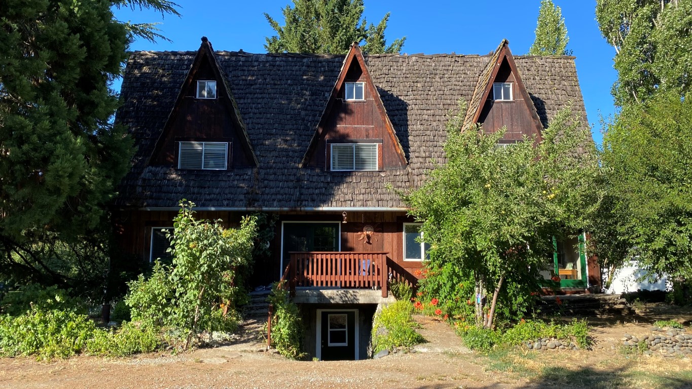 Charming Myrtle Creek OR Home Nestled in the Trees! header image.