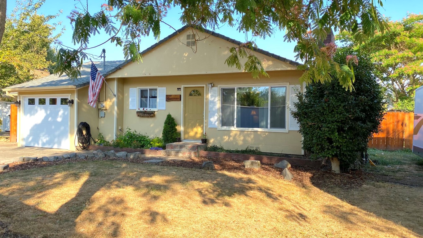 Adorable Roseburg OR Home or Great Rental Investment! header image.