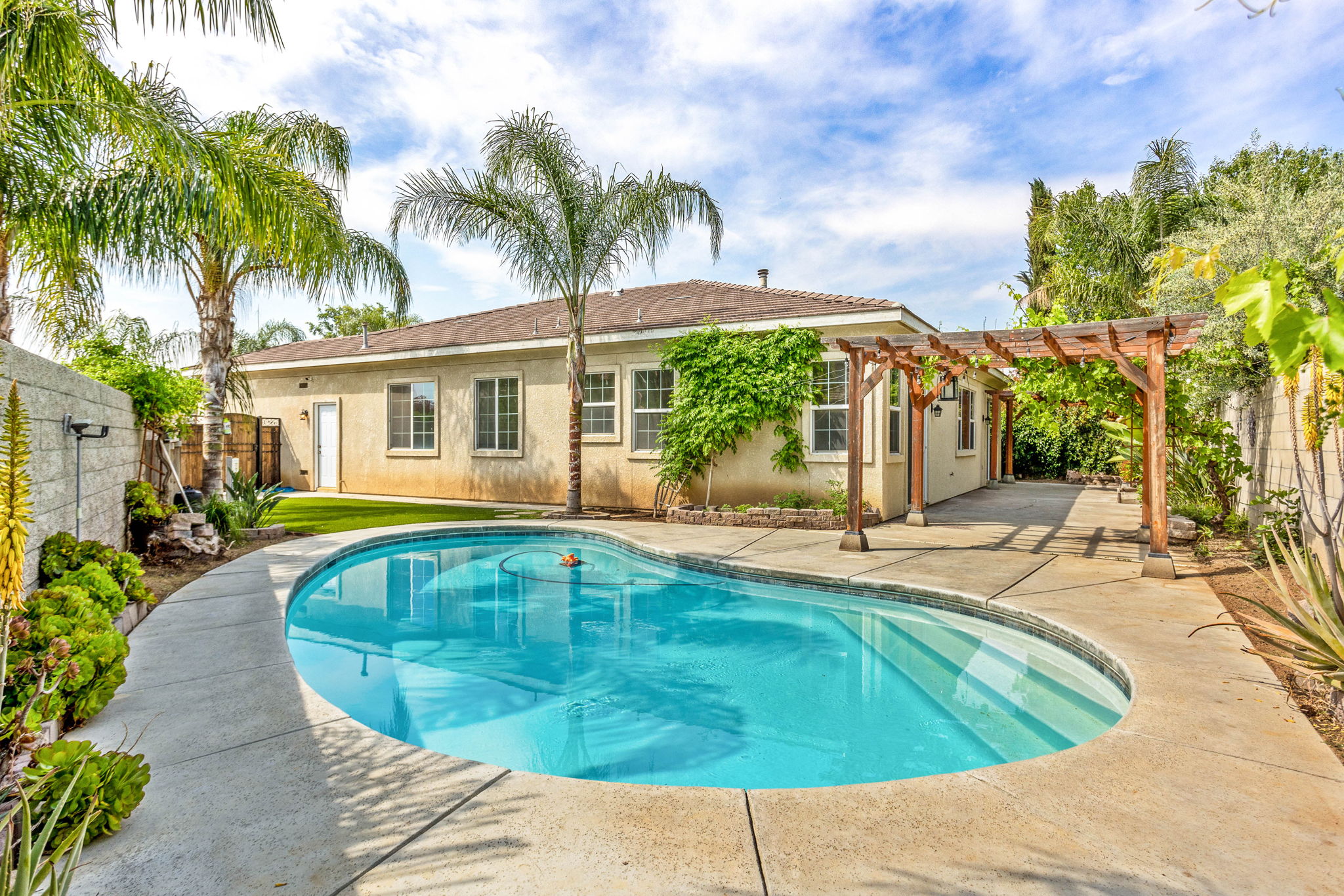 Welcome to Your Gated Retreat in San Trope: 9302 Via Catania, Bakersfield, CA header image.