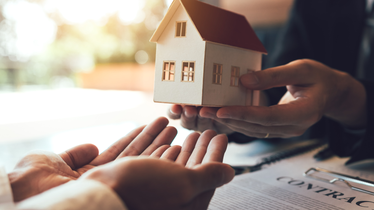 If You’re Thinking Of Selling Your House This Fall, Hire A Pro header image.