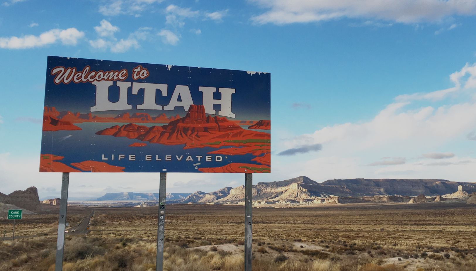Welcome to Utah sign at the state border, symbolizing relocation and moving to Utah for new homeowners and families.