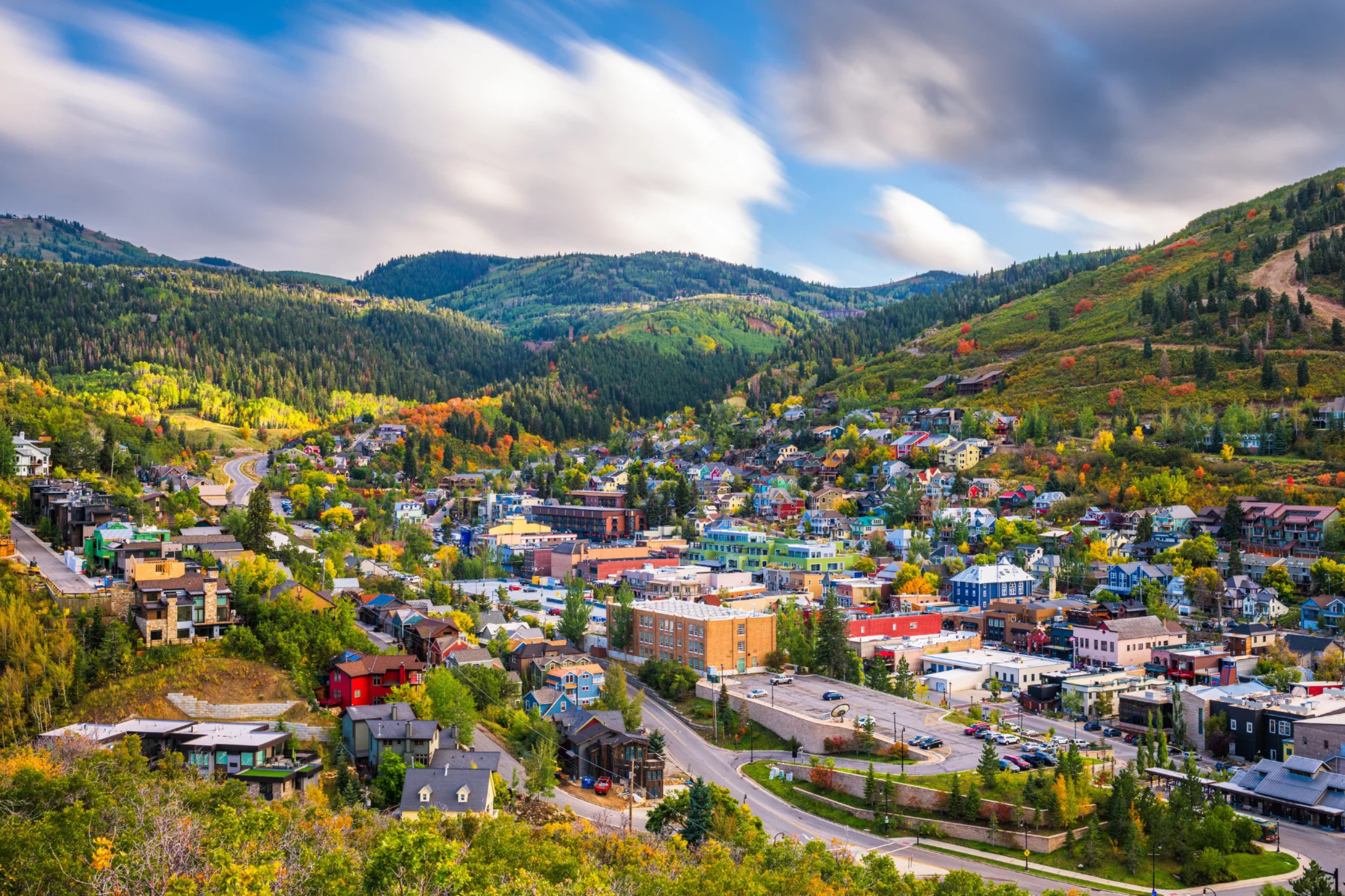 Spring housing market in Utah – A scenic view of vibrant neighborhoods and mountain landscapes, highlighting the hottest real estate markets in Salt Lake and Utah County for 2025