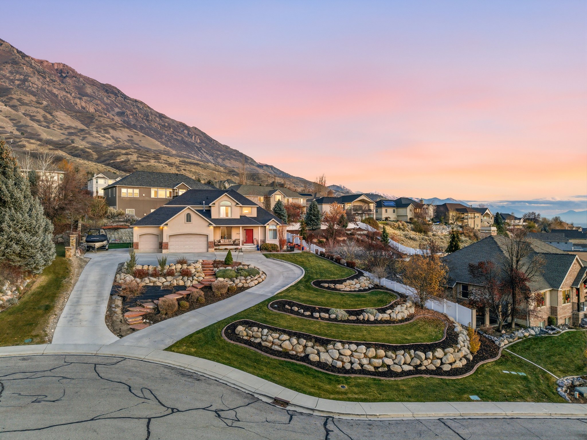 Utah housing market trends 2026 – modern home with Wasatch Mountains in background, representing new opportunities for buyers and sellers.