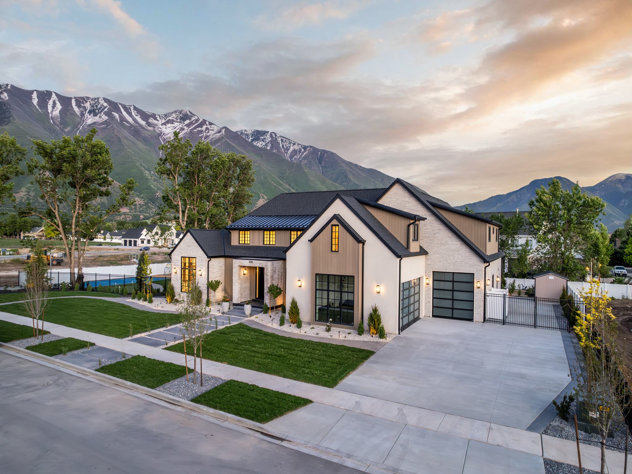 Red Sign Guide to Closing Cost header image.