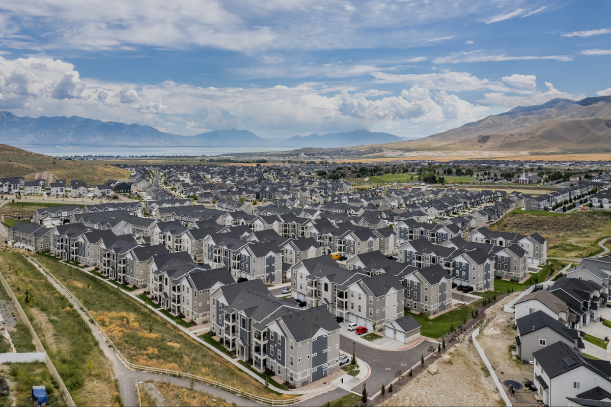 Saratoga Springs: Lakeside Living and Its Appeal to New Residents header image.