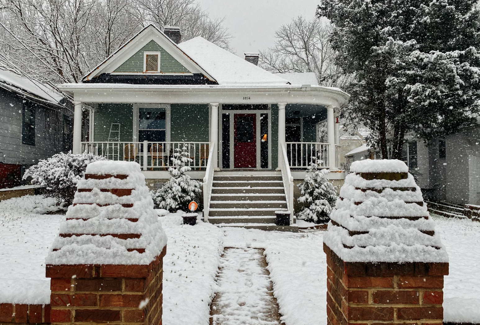 Buying or Selling During the Holidays: Myth vs. Reality header image.