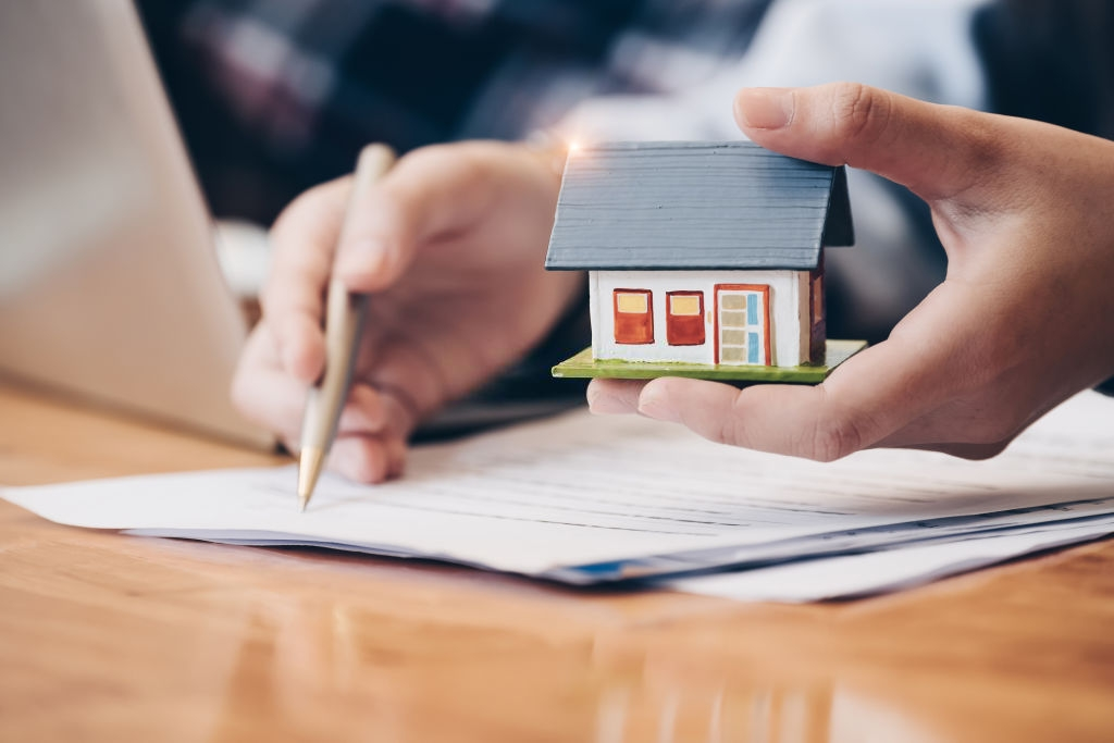 Buyer's tips for purchasing real estate header image.